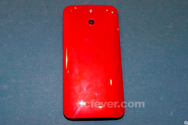 HTC One E8 機背以拋光塑膠製作
