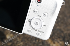 機背按鈕佈局雖然跟 DC 相近，但附設流暢操作的轉盤。