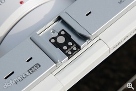 NX 3000 不設內置閃光燈，但是可透過機頂熱靴，接駁隨機附帶的SEF8A或其他閃光燈。