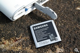 NX 3000 可採用更小巧的 MicroSDHC卡。