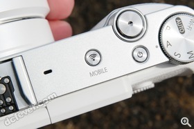 一按機頂的「MOBILE」按鍵，就可選擇各種無線連接選項，比如「MobileLink」、「Remote Viewfinder」和「AutoShare」等。