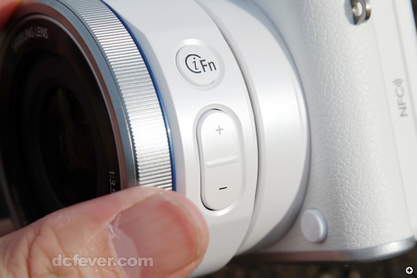 除了鏡身前方備有電動變焦環，也可按動電動變焦按鍵，均速地進行變焦，尤其適合攝錄用途。 