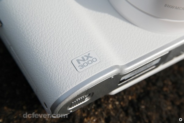 相比上代手柄位置削薄了一點，但卻加上彷皮花紋，握感亦沒有打折扣。