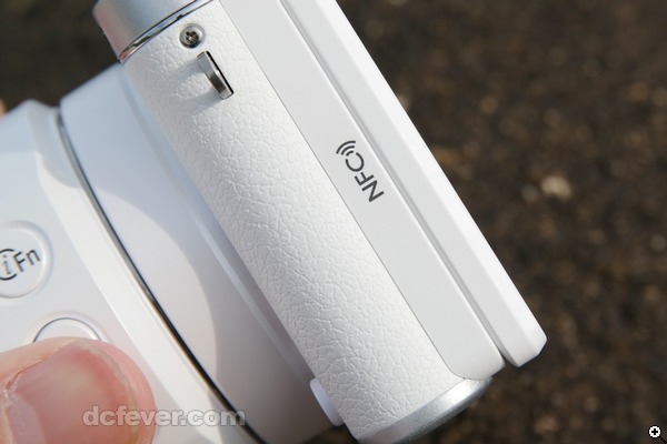 NFC 感應裝置在相機外側，接駁過程只需數秒。