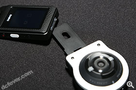 相機單元可以像「入榫」般固定在 LCD 單元上面。