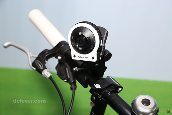 提供各類配件，把相機安裝在單車、腳架，甚至綁在樹幹、欄杆上拍攝。