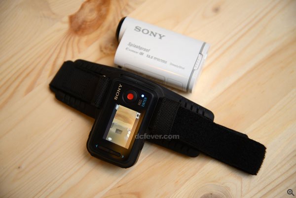 Remote Kit 隨送的無線控制器可顯示鏡頭畫面,但不能重播影片。