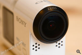 170 度的 Zeiss 鏡頭以及立體聲收音咪