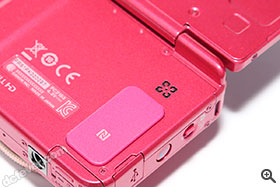 揭起 LCD，就見到機背 NFC 位置。