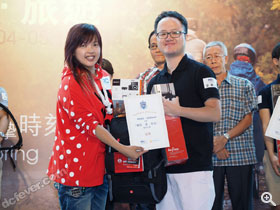 冠軍得主謝其標接過由攝旅作家 Celia Cheng 頒發的獎品及獎狀。