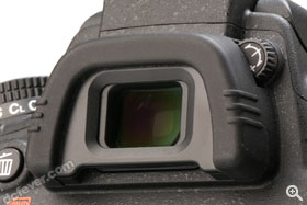 光學觀景器提供 0.7x 放大、100% 覆蓋率。