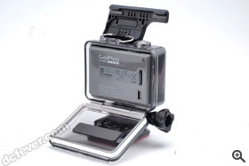 Hero 的機身跟保護殼連成一體，機背只有 USB 連接埠及 Micro SD 插槽。