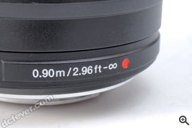 鏡頭的最近對焦距離為 0.9 米，不過只限於焦距最短的 75mm，其餘焦距則為 1.5 米。