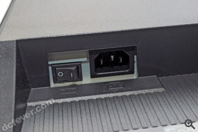 機背設有額外的獨立電源開關，是高階顯示屏才有的配置。
