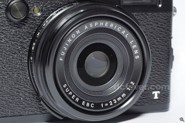 X100T 沿用之前兩代的 Fujinon 23mm f/2 鏡頭，相對焦距為 35mm。