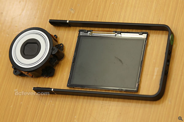 鏡頭 / 感光元件、LCD 顯示以及外框手柄，就是組成 TR 相機的核心。