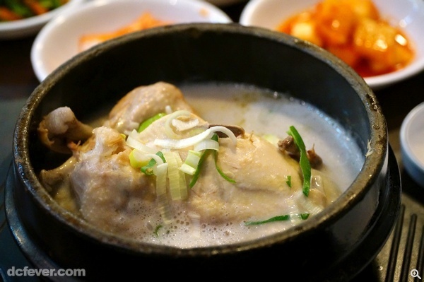當日晚餐是到訪南韓必吃的人蔘雞，原隻雞包裹著香棉的糯米和人蔘，吃過後也許不會怕冷。