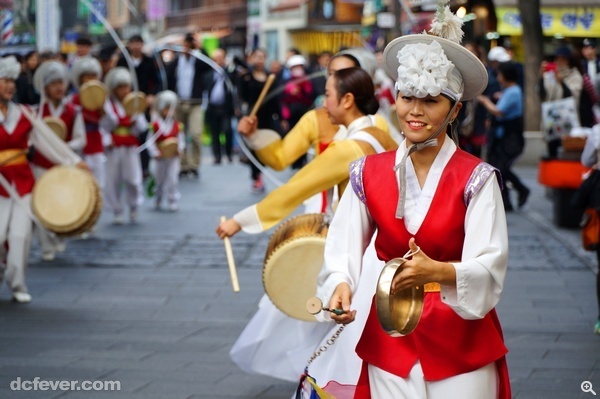 在仁寺洞的街頭，看到精彩的傳統表演，舞者晃一晃頭，便神奇地令頭上的絲帶不斷打圈旋轉。