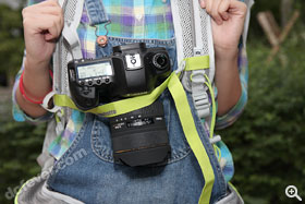 相機袋其一個獨特的功能是可讓攝影師將相機固定在胸前，避免長時間行走而對在頸部形成壓力。