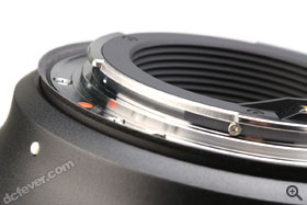 Sport 鏡頭具備了防塵防水滴設計。圖中見到金屬接環上的防水 O Ring。