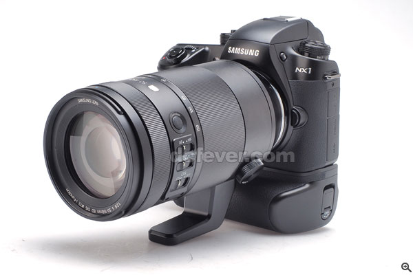 Samsung 50-150mm f/2.8 S ED OIS 鏡頭外型較大,裝在旗艦機 NX1 上,要加裝直度電池手柄才較匹配。