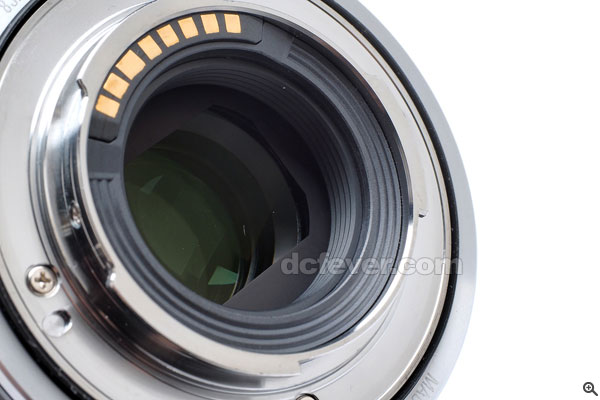 接環旁邊設有防塵防滴膠邊,同時亦可以看到尾組鏡片不是太深入鏡筒內部,日後要加裝增距鏡可能有點困難。