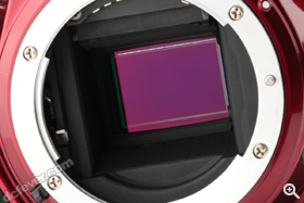 感光元件提供 2,430 萬解像，並不設低通濾鏡。