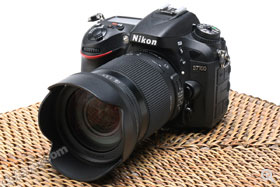 配合 Nikon D7100 APS-C 單反樣子。鏡頭於同級中未算最輕巧，但仍有頗高機動性。