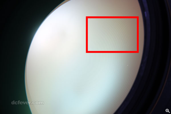 在特定光線底下，可隱約見到 PF 鏡片的同心圓花紋。