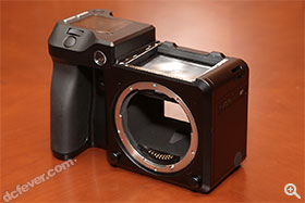 XF 相機的本體，內裡的設計亦照顧到日後以 Firmware 提升功能的需要。