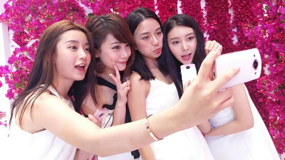 土炮版「自拍神器」！美圖自拍王 M6 登陸香港！