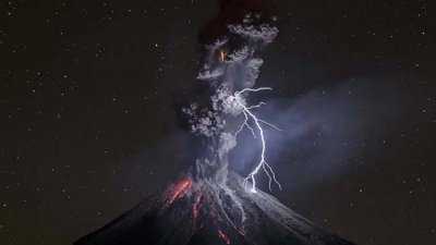 【努力成果】拍攝同一火山 15 年、逾 30 萬照片，攝影師終憑一張精彩作品獲獎