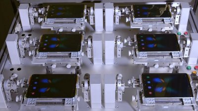 Samsung Lab 實測 Galaxy Fold！摺屏幕耐用度最少五年
