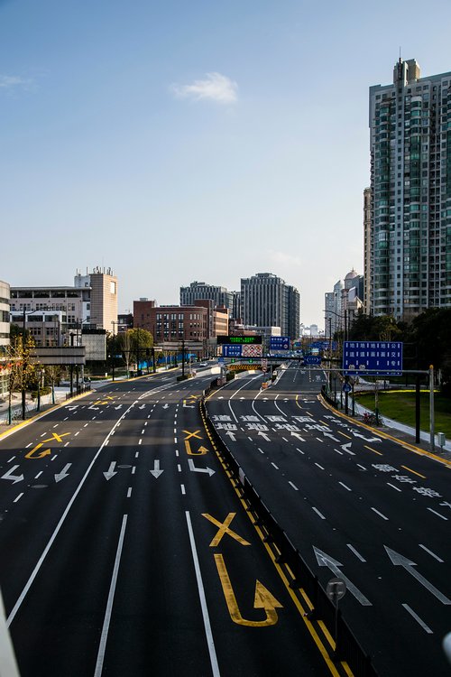 疫情下的上海,不眠大都市变空虚之城