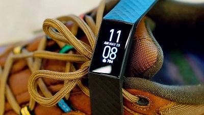 Fitbit Charge 4 跟 HK$200 的運動手帶有何分別？