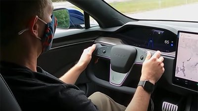 Tesla 全新軚盤路上實測　外媒：轉彎唔識打燈！