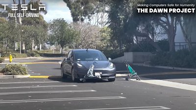 Tesla 自動駕駛讓道路更危險？失靈直撞兒童公仔