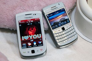 BlackBerry 6 系統：珍珠白 Bold 9780、白色 Torch 同步上市
