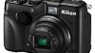 手感更佳：Nikon Coolpix P7100 強化三撥輪設計及可轉角度顯示
