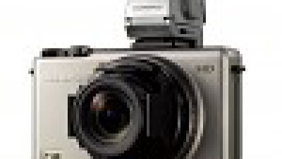 Olympus XZ-1 限定鈦銀新色、自動開合鏡蓋同步登場