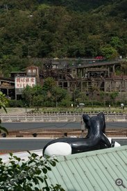 猴硐巨貓遙遙對望的，就是煤礦遺址，現已變成展館，可以從高處俯瞰煤礦場的現況。(40mm、ISO 100、f/7.1、1/320s)