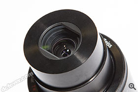 採用了和 RX100II 一樣的 Carl Zeiss Vario-Sonnar T* 鏡頭，等效為 28-100mm f/1.8-4.9。