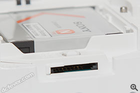 和 QX100 不同，Micro SD 卡插槽位於電池旁邊。