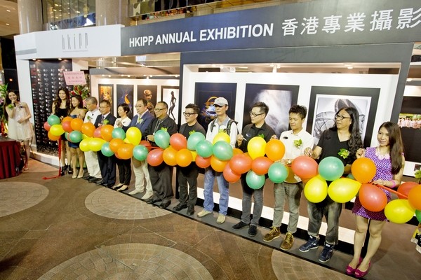 開幕儀式由 HKIPP 會長主持，並有廣告商會、佳能香港、澳門及深圳等攝影界的代表參與。