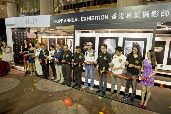 簡單而隆重的剪綵儀式為新一屆展覽揭開序幕