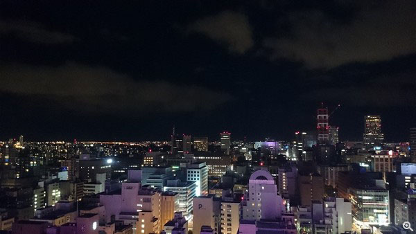 ISO 800 及 f/2 拍攝的夜景