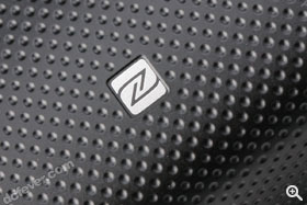 新加入 NFC 功能，連接手機更簡單，NFC 晶片位於手柄位置。