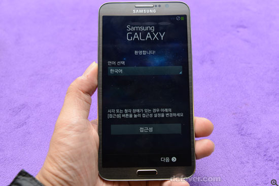 Samsung Galaxy Round 的外形十分接近 Galaxy Note 3