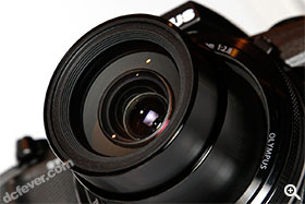 採用一支等效 28-300mm f/2.8 恒定大光圈 i.ZUIKO DIGITAL 鏡頭。