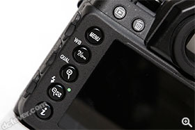 機背設計未有用上復古風格，外觀和 D7100、D610 等一般 Nikon 單反無異。